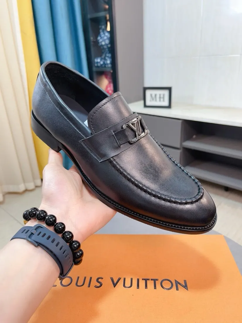 Men's Men's Shoes 💰458🌹🌹Niuli [LV] Louis Vuitton's new open-edge pigskin shoes are the most popular classic. Synchronized with the official website, the upper adopts Italian imported upper embossing➕comfortable cowhide lining, fashionable atmosphere, unique brand and unique craftsmanship. Highlighting the hot style of the new year. Stop hesitating, stop wandering, get it now. Code number: 38--44